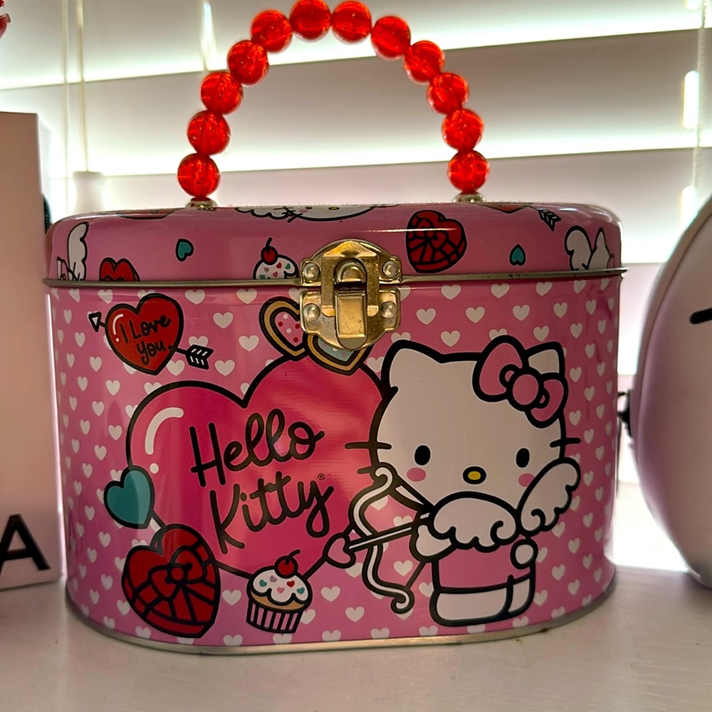 Hello Kitty Tin Box/lunchbox
